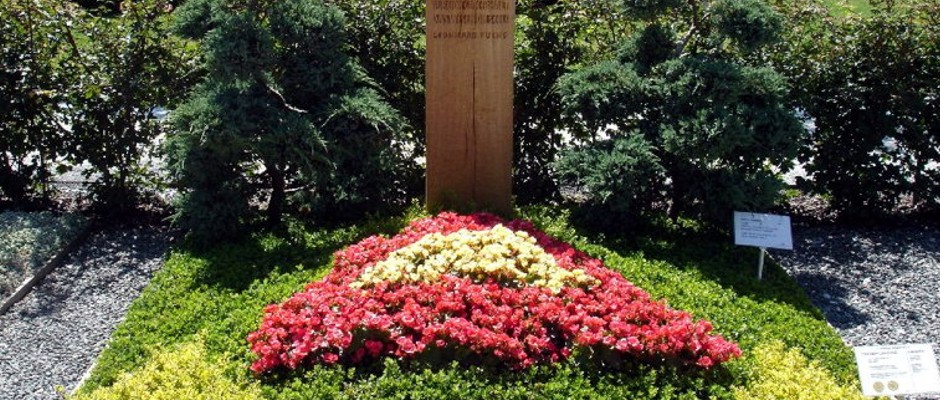 Foto eines großen Kreuzes auf einem Friedhof